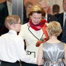 King Harald and Queen Sonja are met byt Hannah Keach (10) and Will Canan (13) at Mayo Clinic, Rochester (Photo: Lise Åserud / Scanpix)
